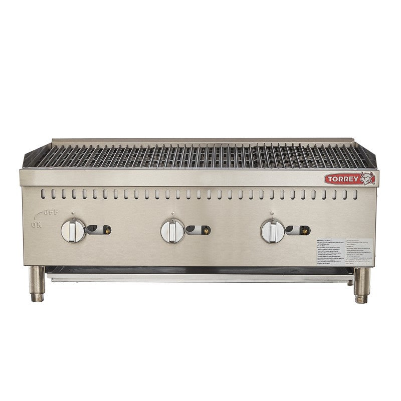 Asador de gas, construido en acero inoxidable tipo 430 para dar un mayor tiempo de vida. Fabricación modular para combinarlos con otros equipos de cocción y armar tu cocina ideal. 3 quemadores de acero inoxidable en forma de “U” que maximizan el flujo de calor Charola para residuos para facilitar la limpieza y el mantenimiento del equipo Parrillas fabricadas en hierro vaciado Perillas metálicas que cuentan con sistema de fijación brindando uso rudo y durabilidad