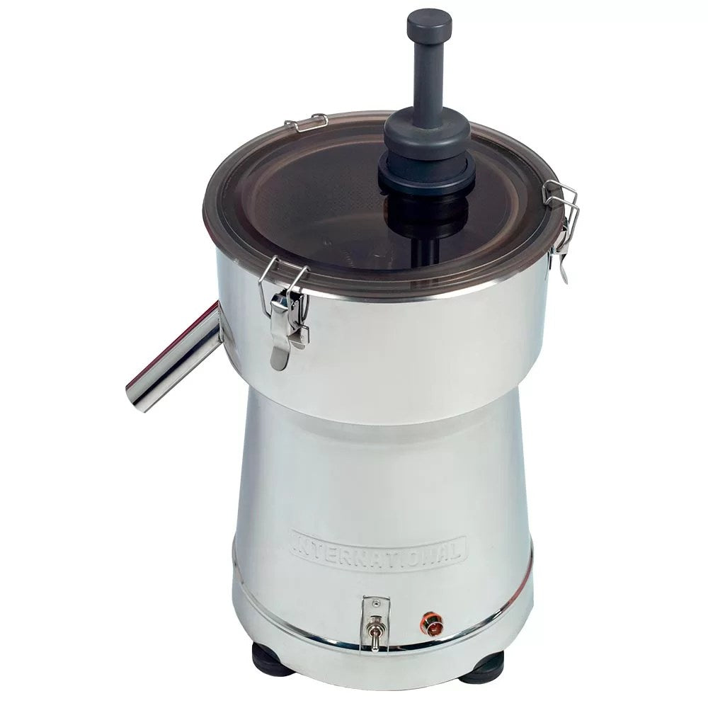 El depósito del extractor EX-5 está fabricado en acero inoxidable T-304 grado alimenticio, cuenta con un colador de malla de acero inoxidable T-304 grado alimenticio y disco sierra  de acero inoxidable. Dispone de igual modo de extracción del bagazo en forma manual, llegando a producir más de 60 litros por hora y garantiza un gran aprovechamiento de fruta y vegetal.
