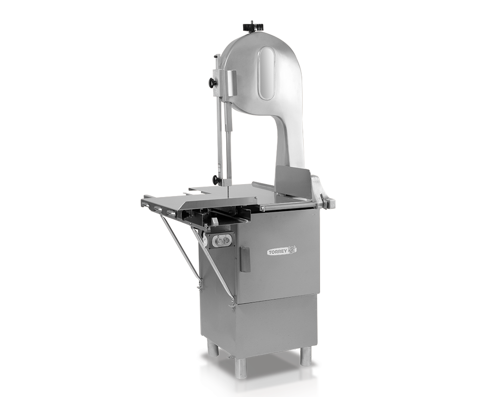 Cinta banda de 295 cms ( 116""), cabezal de aluminio abrillantado, gabinete en acabado gris amartillado con pintura epóxica libre de plomo, bisteckeador carro y plancha en acero inoxidable, interruptor de botonera. \nMotor de 1.5 HP, monofásico.
