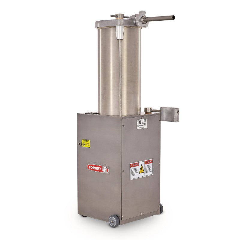 Embutidora de alimentos elaborada en acero inoxidable con capacidad de 25 lt y diferentes medidas de cilindros de embutido  Cilindro desmontable intercambiable Palanca de elevación Perilla de velocidad Fabricación en acero inoxidable de grado alimenticio Ruedas frontales Incluye tres embudos de diferentes medidas