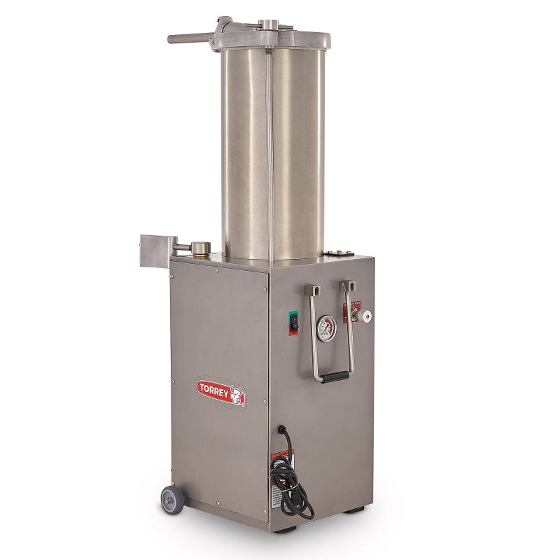 Embutidora de alimentos elaborada en acero inoxidable con capacidad de 25 lt y diferentes medidas de cilindros de embutido Cilindro desmontable intercambiable Palanca de elevación Perilla de velocidad Fabricación en acero inoxidable de grado alimenticio Ruedas frontales Incluye tres embudos de diferentes medidas