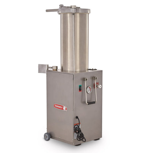 Embutidora de alimentos elaborada en acero inoxidable con capacidad de 25 lt y diferentes medidas de cilindros de embutido  Cilindro desmontable intercambiable Palanca de elevación Perilla de velocidad Fabricación en acero inoxidable de grado alimenticio Ruedas frontales Incluye tres embudos de diferentes medidas
