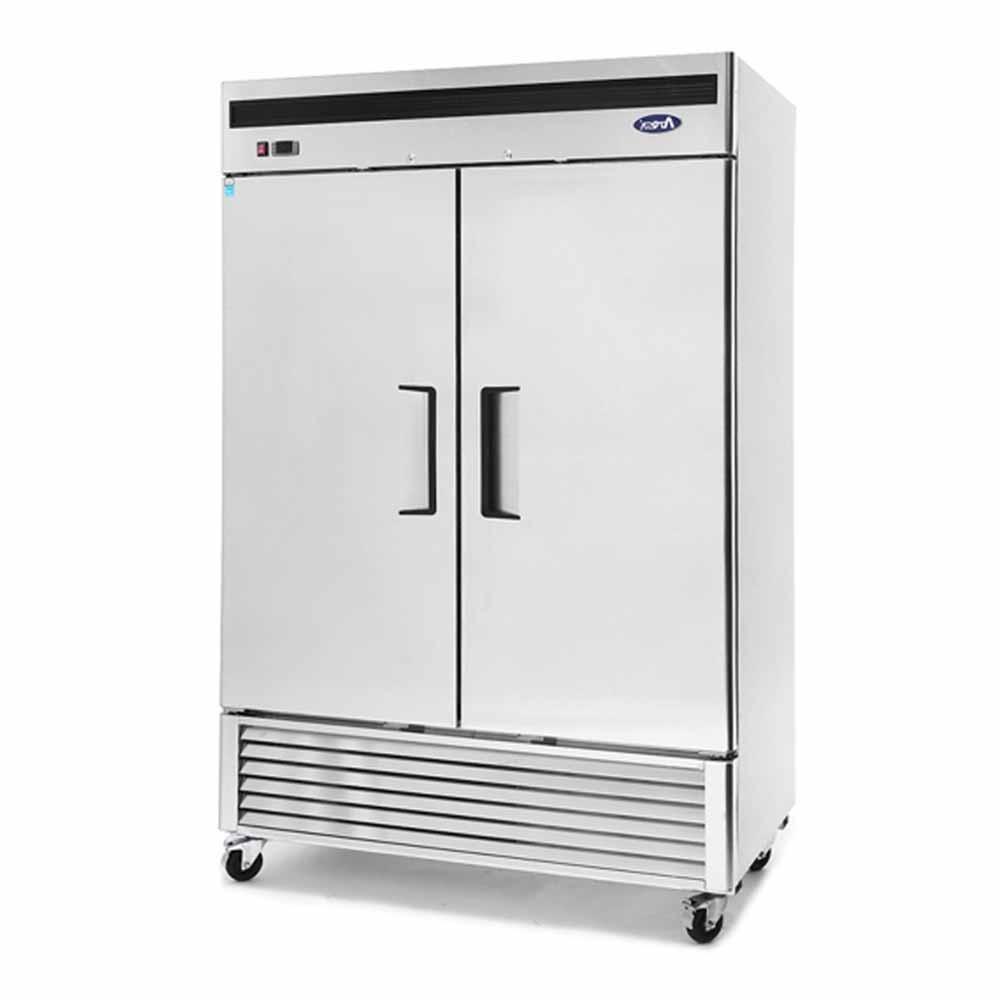 Refrigerador vertical, con 2 puertas sólidas. 43.8 pies3 de capacidad. Frente, costados e interior en a.inox. 430. Respaldo posterior externo en a.alum. Interior con curvas sanitarias NSF. puertas sólidas con cerradura estándar y manijas empotradas. Empaques de puerta magnéticos para sello positivo de puerta. Puerta con: “autocierre” y “mantener puerta abierta”. 3 parrillas plastificadas en el interior. Iluminación LED interior.